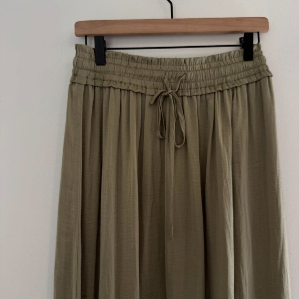 Hem & Thread Live it Up boho blogger Satin Green Maxi Skirt with Slit Size M - Picture 6 of 7